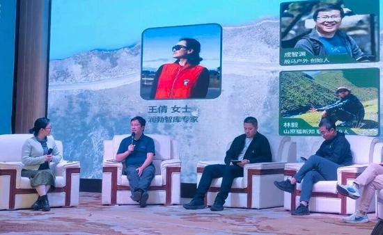 行业代表与专家围绕旅游企业的经营发展探讨交流。古哈尔尼沙 摄2