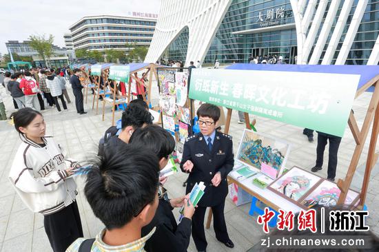 部门设摊宣传,将“笑气”危害与防范知识传递给每一位参与者。主办方供图 部门设摊宣传,将“笑气”危害与防范知识传递给每一位参与者。主办方供图