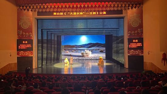 10月27日,舞台剧《大漠水神——王蔚》在和田影剧院上演。努尔古再丽 摄