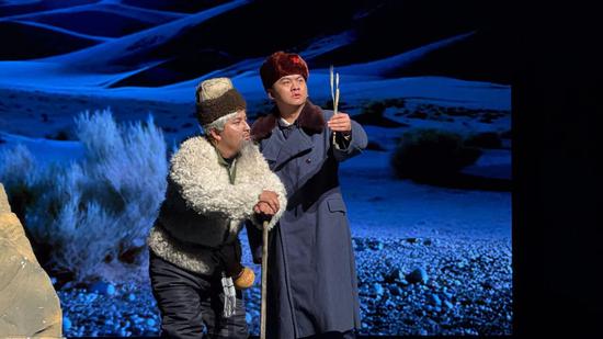 舞台剧《大漠水神——王蔚》剧照。阿卜力克木 摄