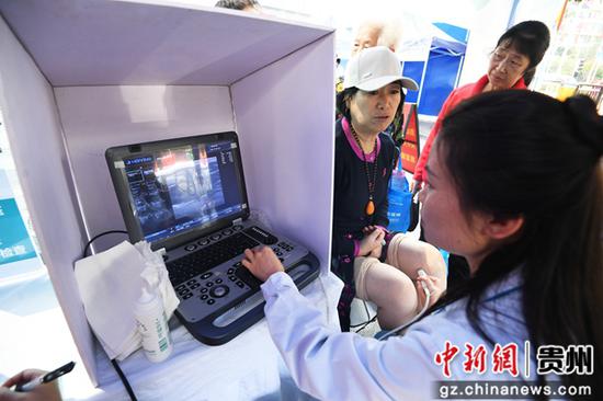 10月28日,在贵阳市南明区油榨街道“温情暖重阳 义诊送健康”活动现场,医务人员正为辖区老年人开展关节疾病免费筛查。 10月28日,在贵阳市南明区油榨街道“温情暖重阳 义诊送健康”活动现场,医务人员正为辖区老年人开展关节疾病免费筛查。