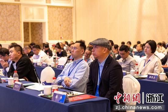 图为：与会者专注聆听。中新社发 徐伟杰 摄