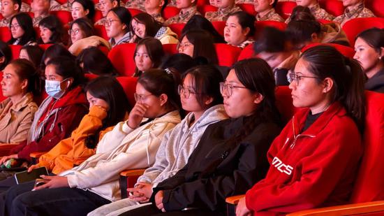 感人至深的情节与演员的精彩演绎,让现场观众深受触动。努尔古再丽摄e0