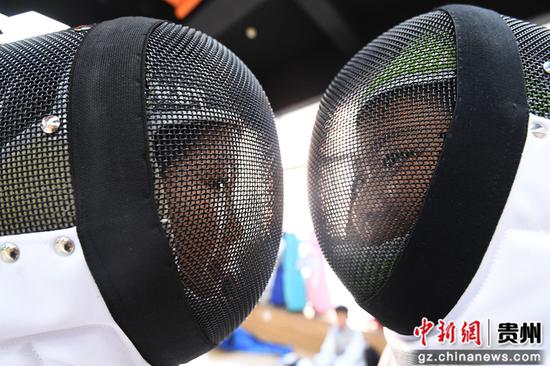 10月28日,两名“小剑客”在“拥抱健康,快乐同行”2025年贵阳市南明区中小学阳光体育击剑比赛间隙交流。 10月28日,两名“小剑客”在“拥抱健康,快乐同行”2025年贵阳市南明区中小学阳光体育击剑比赛间隙交流。