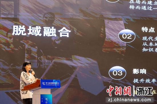 图为：与会者进行发言分享。中新社发 徐伟杰 摄