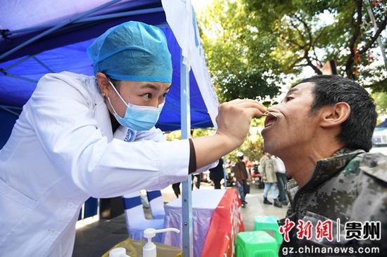 10月28日,在贵阳市南明区油榨街道“温情暖重阳 义诊送健康”活动现场,医务人员正为辖区老年人进行疾病诊察。 10月28日,在贵阳市南明区油榨街道“温情暖重阳 义诊送健康”活动现场,医务人员正为辖区老年人进行疾病诊察。