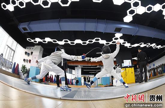 10月28日,“小剑客”正在“拥抱健康,快乐同行”2025年贵阳市南明区中小学阳光体育击剑比赛的赛场上激烈角逐。 10月28日,“小剑客”正在“拥抱健康,快乐同行”2025年贵阳市南明区中小学阳光体育击剑比赛的赛场上激烈角逐。