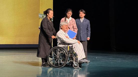 王蔚的扮演者贾存旺和其他演员在舞台剧演出中。阿卜力克木摄