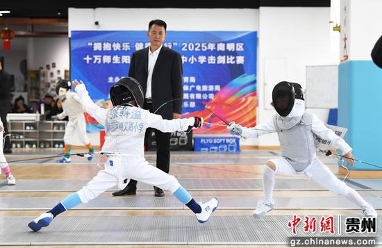 10月28日,“小剑客”正在“拥抱健康,快乐同行”2025年贵阳市南明区中小学阳光体育击剑比赛的赛场上激烈角逐。 10月28日,“小剑客”正在“拥抱健康,快乐同行”2025年贵阳市南明区中小学阳光体育击剑比赛的赛场上激烈角逐。