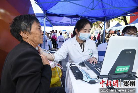 10月28日,在贵阳市南明区油榨街道“温情暖重阳 义诊送健康”活动现场,医务人员正为辖区老年人进行甲状腺超声检查。 10月28日,在贵阳市南明区油榨街道“温情暖重阳 义诊送健康”活动现场,医务人员正为辖区老年人进行甲状腺超声检查。