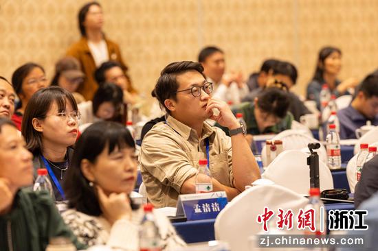 图为：与会者专注聆听。中新社发 徐伟杰 摄