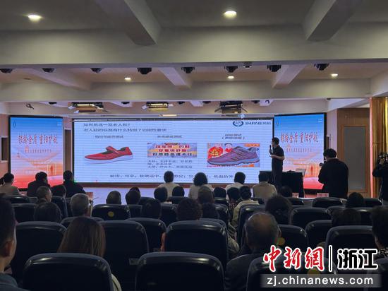 “银龄金盾、重阳护航”为主题的老年人消费科普专场活动。杭州市消保委 供图