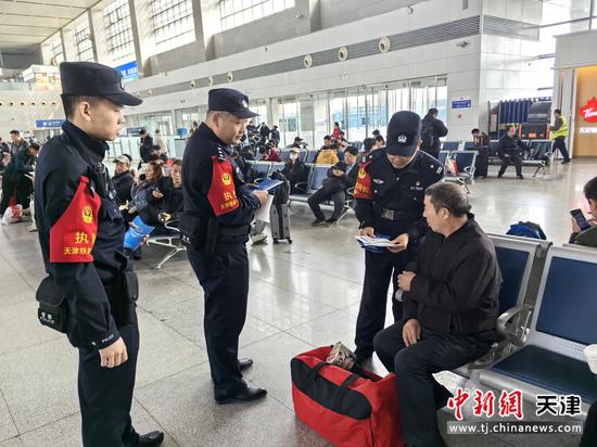 沧州西站派出所民警在候车室向旅客宣讲反诈常识。(北京铁路公安局天津公安处供图) 沧州西站派出所民警在候车室向旅客宣讲反诈常识。(北京铁路公安局天津公安处供图)