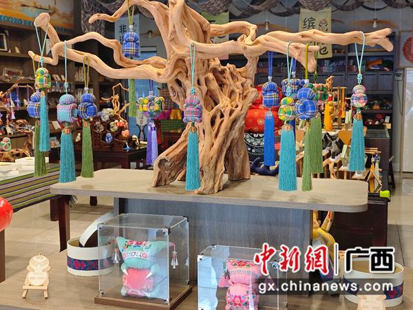 鹅城手信店内挂着五彩缤纷的非遗手作“麽乜”。周世伟 摄