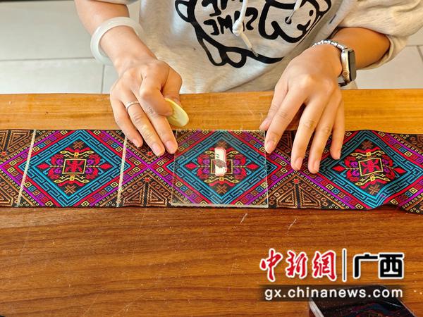 客户在店内体验自己制作壮锦饰品。王志昊摄