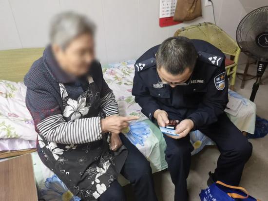 陈磊在帮老人输入他的手机号码,方便联系 陈磊在帮老人输入他的手机号码,方便联系