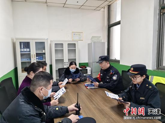 德州东站派出所民警深入铁路内部开展反诈宣传。(北京铁路公安局天津公安处供图) 德州东站派出所民警深入铁路内部开展反诈宣传。(北京铁路公安局天津公安处供图)