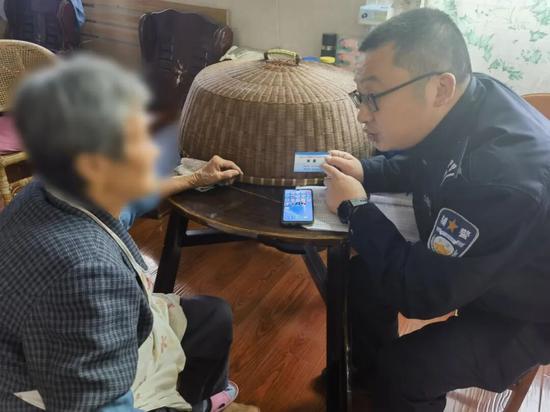 陈磊告诉老人有困难就打他的号码 陈磊告诉老人有困难就打他的号码