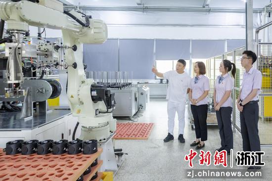 农行工作人员为科技型企业提供金融服务。农行浙江省分行 供图