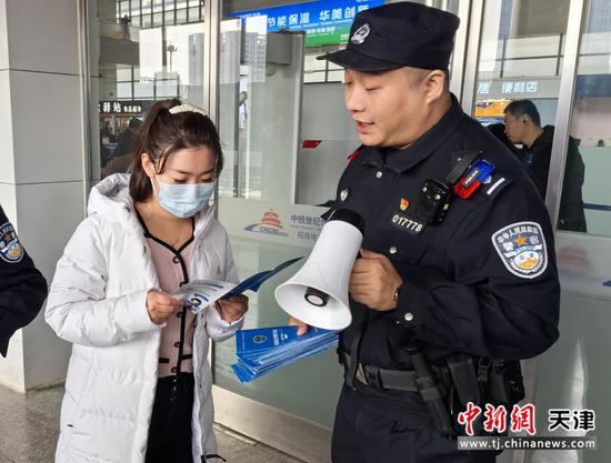 沧州西站派出所民警在进站口向旅客讲解反诈知识。(北京铁路公安局天津公安处供图) 沧州西站派出所民警在进站口向旅客讲解反诈知识。(北京铁路公安局天津公安处供图)