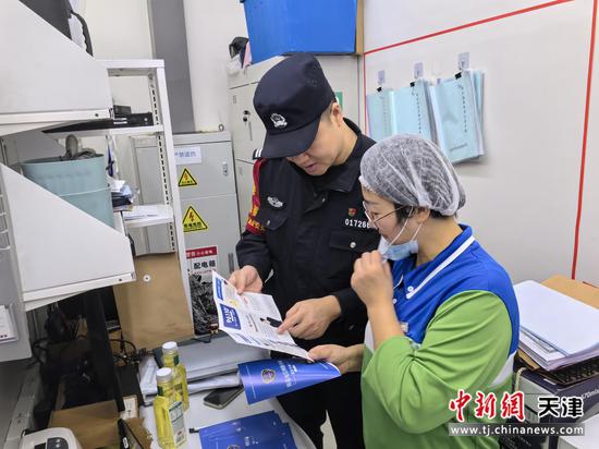 天津西站派出所深入车站商铺,耐心讲解反诈安全常识。(北京铁路公安局天津公安处供图) 天津西站派出所深入车站商铺,耐心讲解反诈安全常识。(北京铁路公安局天津公安处供图)