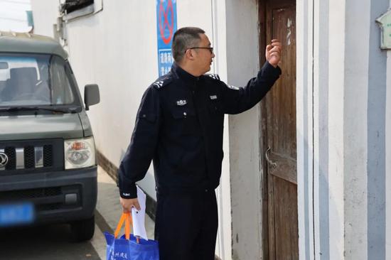 驻村辅警陈磊在“敲门” 驻村辅警陈磊在“敲门”