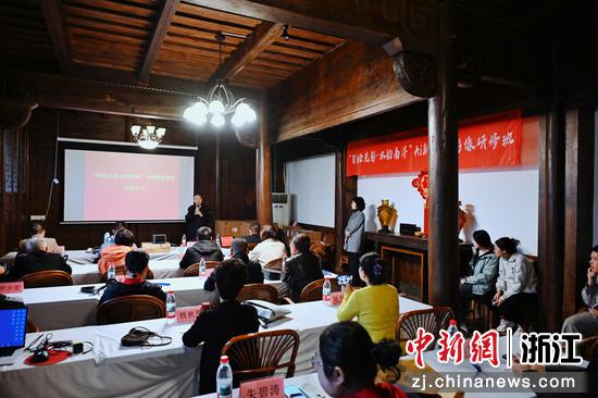 中国摄影家协会副主席王琛给学员开班授课。主办方供图 中国摄影家协会副主席王琛给学员开班授课。主办方供图