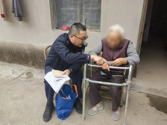 陈磊走访看望老人 陈磊走访看望老人