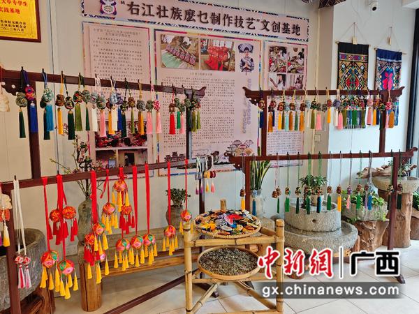 店内挂满了琳琅满目的壮乡非遗手信。王筱萍 摄