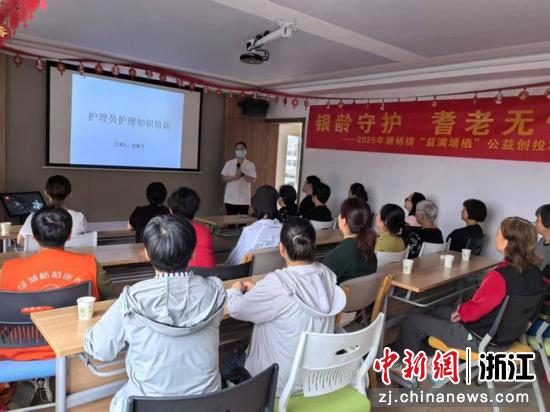 图为“塘小护”志愿者们通过培训学习专业技能。付经凤 摄