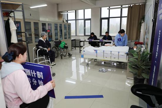 选手们围绕老年人生活照料、健康护理、心理慰藉等核心技能展开竞技。江莹 摄