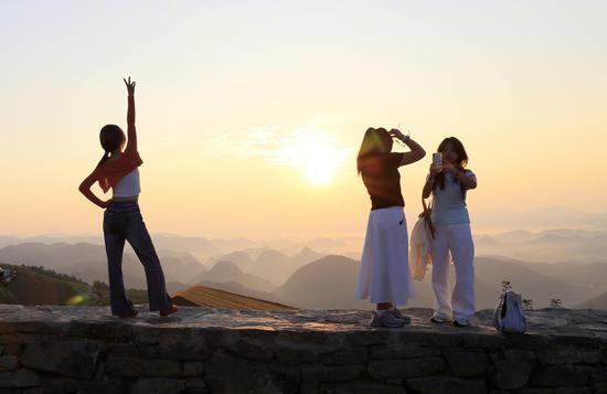 游客在凤冈县柏梓顶景点打卡。饶云  摄 游客在凤冈县柏梓顶景点打卡。饶云  摄