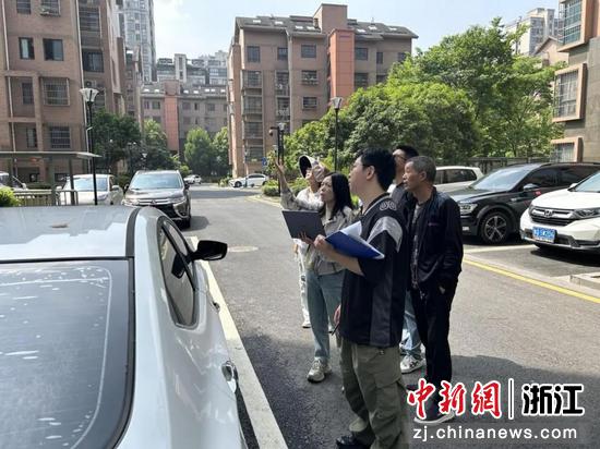 审计人员在现场核对项目施工范围。余杭审计供图