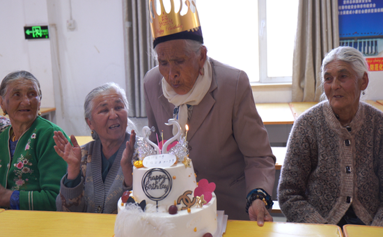 老人们一起吃蛋糕。