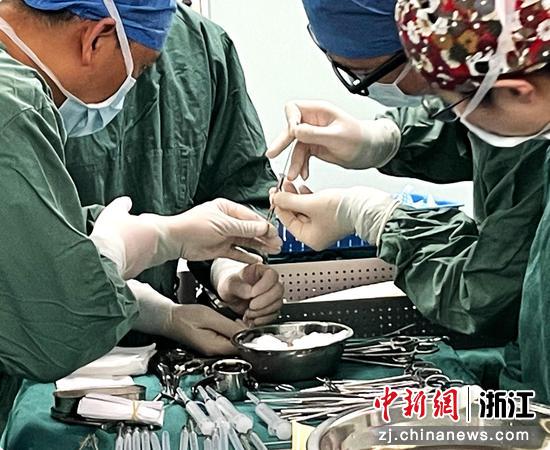 图为手术中。浙大二院供图