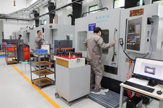 选手们在数控车、数控铣赛项中展开对决。江莹 摄