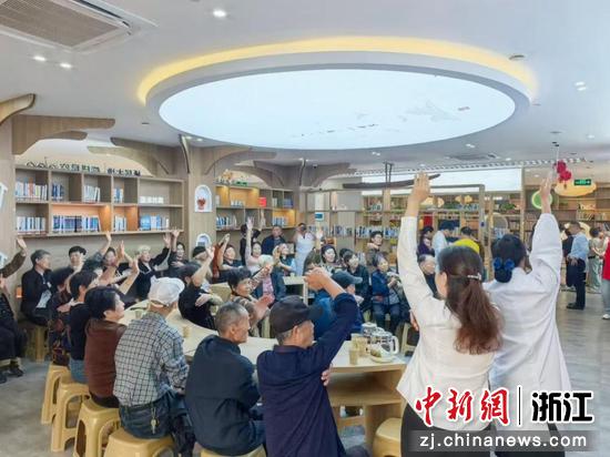 “悦读驿站”内，市民学习保健操。主办方供图