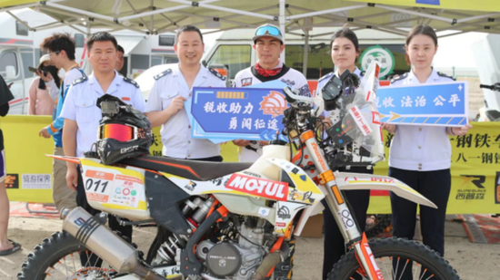 洛浦县税务局在玉龙湾沙漠乐园景区，开展“纾困解难办实事 税助环塔新发展”主题宣传e