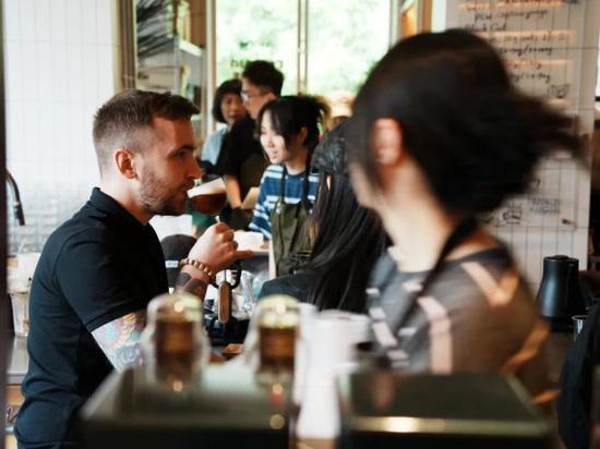 外国游客在贵阳咖啡馆喝咖啡。中新社记者 周燕玲 摄 外国游客在贵阳咖啡馆喝咖啡。中新社记者 周燕玲 摄