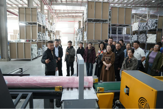 党建工作指导员在某企业生产一线与负责人交流