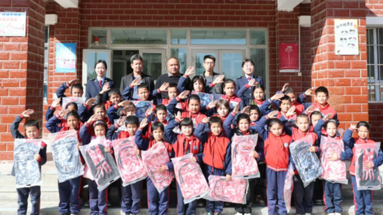 洛浦县税务局送爱心进杭桂镇中心小学墩艾日克村分校“背上梦想 与税同行”捐赠活动现场。