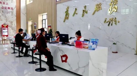 洛浦县数据资源和政务服务中心工作人员正为群众办业务。