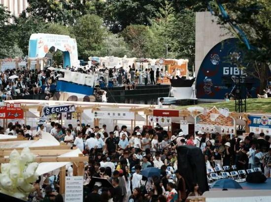 2025年8月,2025“爽爽贵阳·世界风味嘉年华”暨“爽爽贵阳·咖啡飘香”系列活动举行,图为市民游客逛咖啡集市。中新社记者 周燕玲 摄 2025年8月,2025“爽爽贵阳·世界风味嘉年华”暨“爽爽贵阳·咖啡飘香”系列活动举行,图为市民游客逛咖啡集市。中新社记者 周燕玲 摄