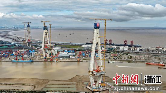 杭甬复线宁波三期甬江特大桥首个主塔封顶现场。浙交建设 供图