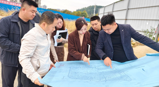 图为清镇市发展改革局会同住房和城乡建设局、红枫片区建设服务中心在上官华府一期项目现场会商办公 图为清镇市发展改革局会同住房和城乡建设局、红枫片区建设服务中心在上官华府一期项目现场会商办公