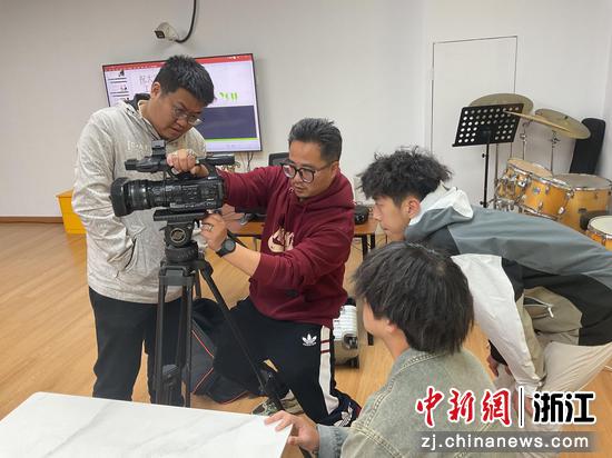 企业导师指导学生赛事拍摄。（资料图，浙江工商职院供图）