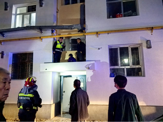救援现场--老人跌落一楼平台被困。