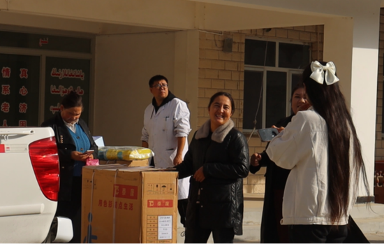 领到手动轮椅的群众脸上洋溢着开心的笑容e