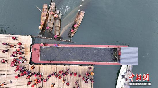 航拍贵州省锦屏县三板溪水库的大水面增殖渔业回捕作业现场。王宏模 摄 航拍贵州省锦屏县三板溪水库的大水面增殖渔业回捕作业现场。王宏模 摄