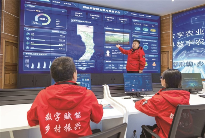 6月3日,玛纳斯县国家数字种植业创新应用基地,工作人员通过动态监测管理体系实时监测棉田的各类数据,为种植户提供精准的智慧田管方案。 6月3日,玛纳斯县国家数字种植业创新应用基地,工作人员通过动态监测管理体系实时监测棉田的各类数据,为种植户提供精准的智慧田管方案。